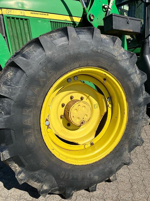 John Deere 6810