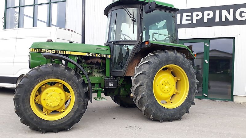 John Deere 2140