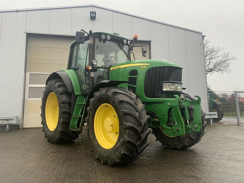 John Deere 7530 