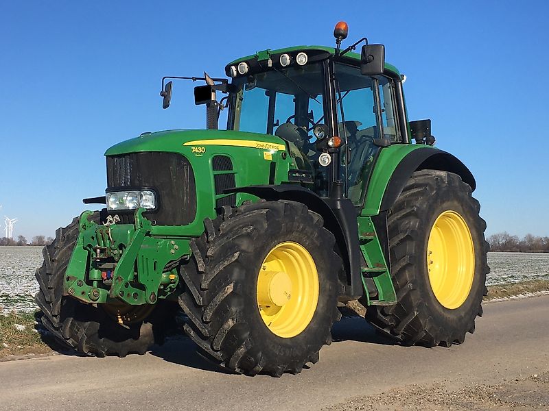 John Deere 7430