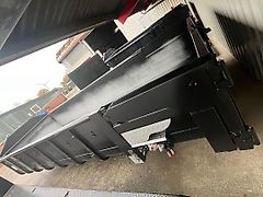 Petersen-Rickers Baucontainer und Plateau