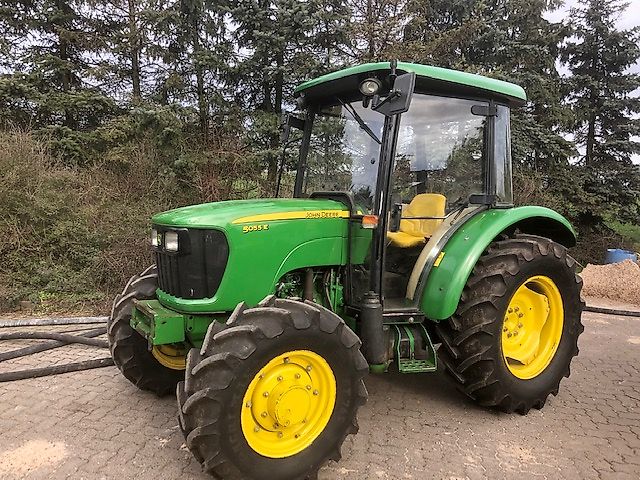 John Deere 5055E