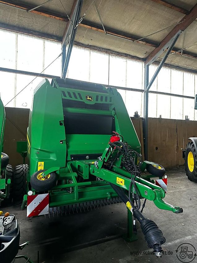 John Deere V451M mit Druckluftbremse