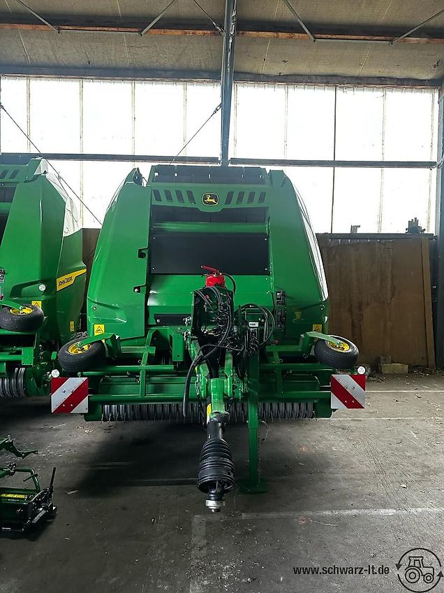 John Deere V451M mit Druckluftbremse