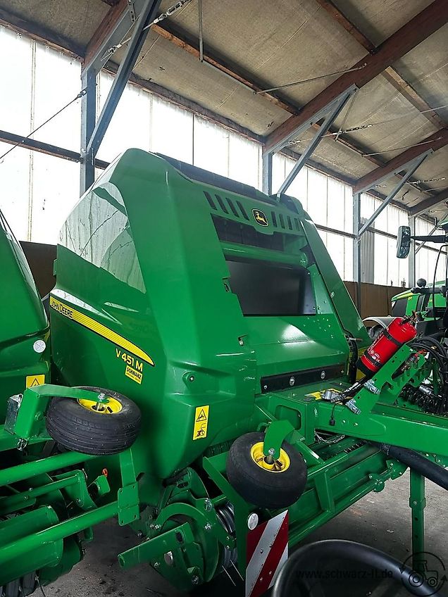 John Deere V451M mit Druckluftbremse