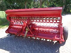 Vredo Keine Vredo 250 cm Grünlanschlitzdrille Howard Frässchlitzdrille 250 cm Arbeitsbreite mit Pakerlwalze 17 reihig 15 cm Reihenabstand Ideal für extrem verfilzte Grasnarben wo sämtliche anderen Nachsaatferfahrungen aussichtslos sind