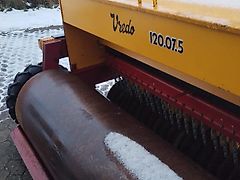 Vredo Vredo 120.7.5 Grünlandschlitzdrille Grünlandnachsaatgerät von Vredo 2m Arbeitsbreite 7,5cm Reihenabstand Ideal für Pferdebetriebe mit Engen Einfahrten