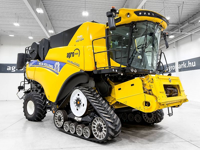 New Holland CR10.90 SmartTrax combine, with 12,5 m Varifeed header, RTK steering, tracks on the front