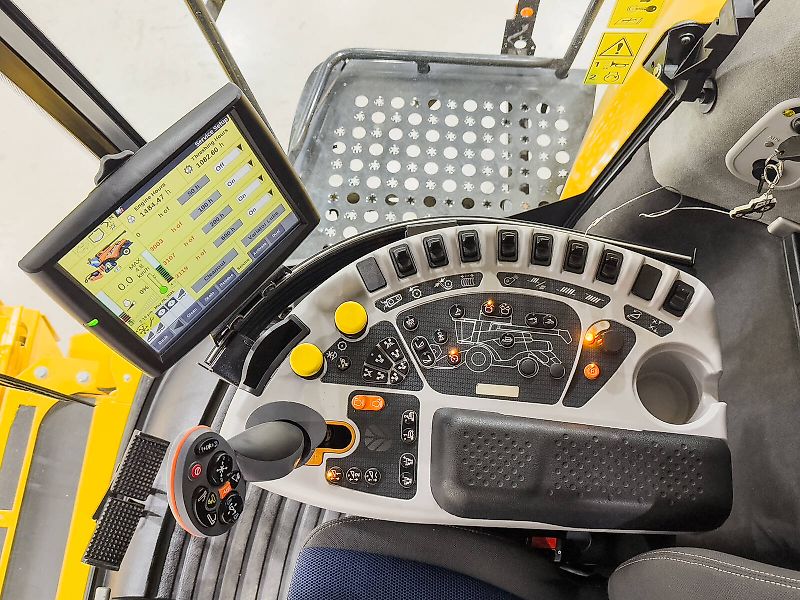 New Holland CR10.90 SmartTrax combine, with 12,5 m Varifeed header, RTK steering, tracks on the front