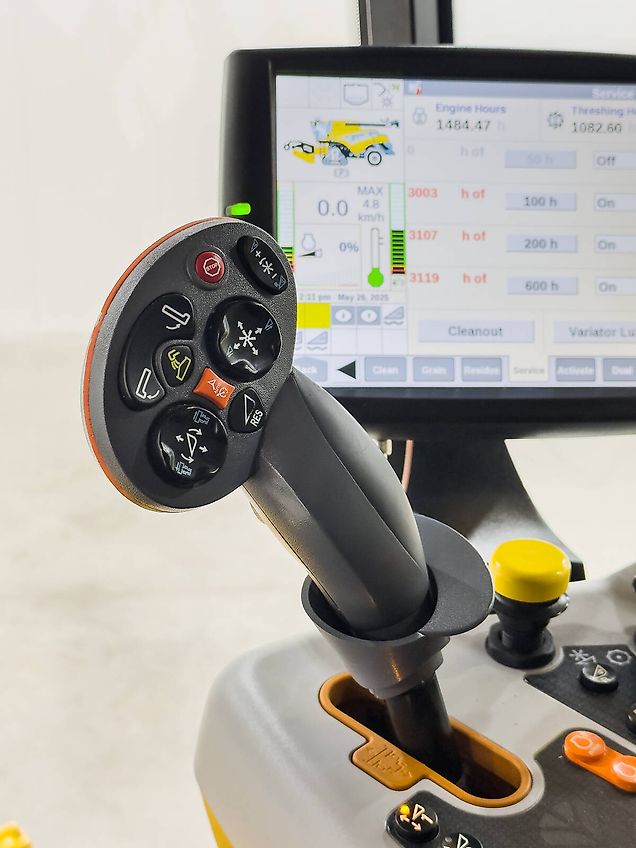 New Holland CR10.90 SmartTrax combine, with 12,5 m Varifeed header, RTK steering, tracks on the front