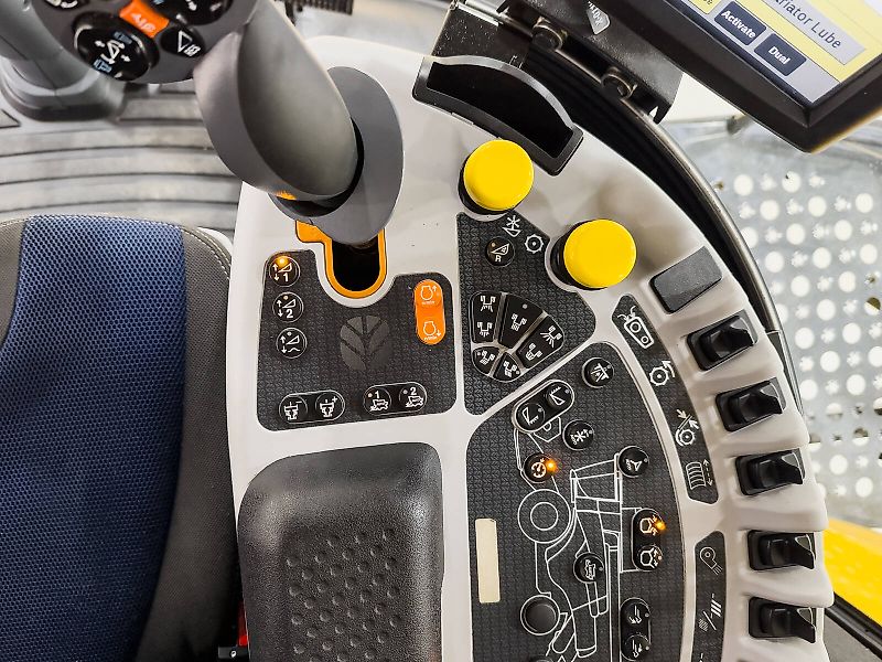 New Holland CR10.90 SmartTrax combine, with 12,5 m Varifeed header, RTK steering, tracks on the front