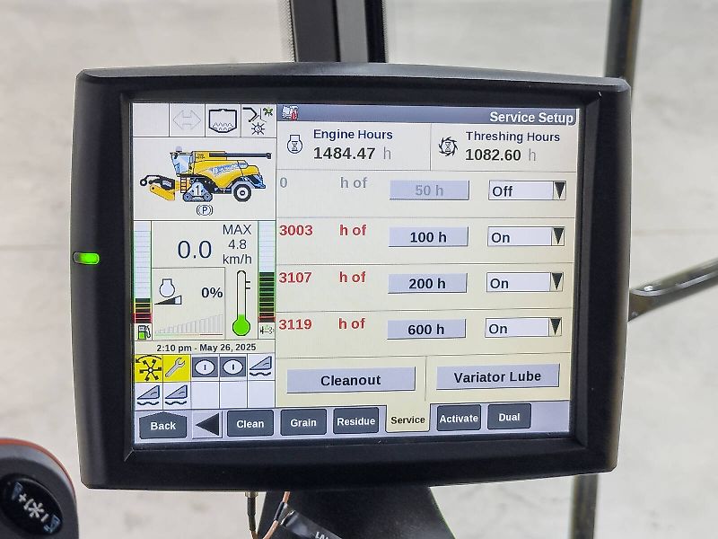 New Holland CR10.90 SmartTrax combine, with 12,5 m Varifeed header, RTK steering, tracks on the front