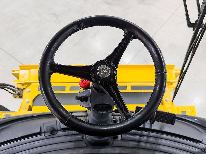 New Holland CR10.90 SmartTrax combine, with 12,5 m Varifeed header, RTK steering, tracks on the front