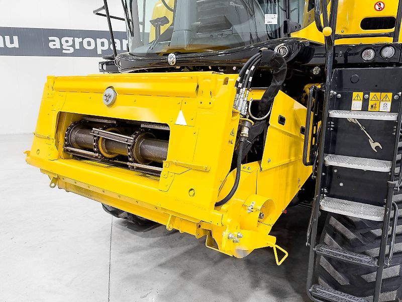 New Holland CR10.90 SmartTrax combine, with 12,5 m Varifeed header, RTK steering, tracks on the front