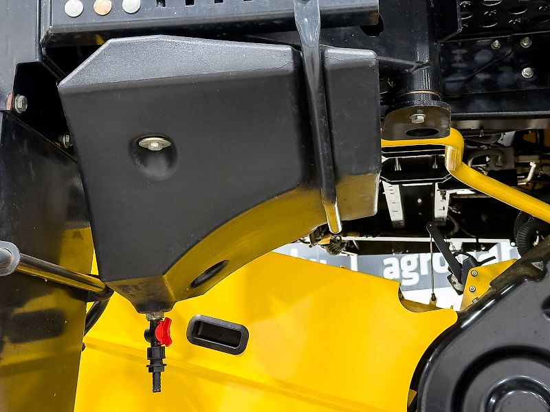 New Holland CR10.90 SmartTrax combine, with 12,5 m Varifeed header, RTK steering, tracks on the front