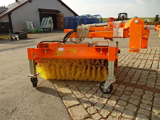 S V D Kehrmaschine- 1,2 Meter- Sonderpreise -hydraulische Entleerung- auch mit Seitenkehrbesen möglich 1,2 Meter Kehrmaschine - Dreipunkt- Gabelanbau- auch mit Seitenbesen möglich