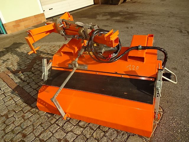 S V D Kehrmaschine- 1,2 Meter- Sonderpreise -hydraulische Entleerung- auch mit Seitenkehrbesen möglich 1,2 Meter Kehrmaschine - Dreipunkt- Gabelanbau- auch mit Seitenbesen möglich