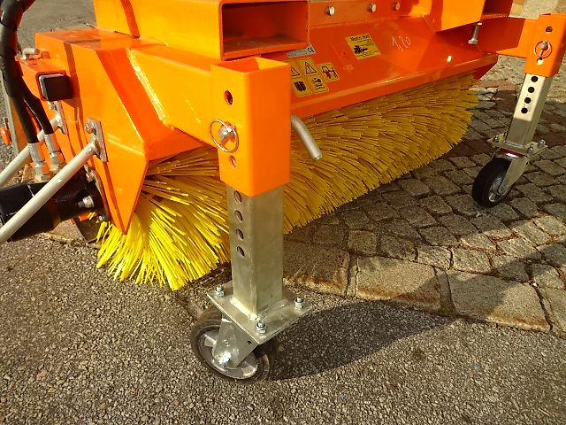 S V D Kehrmaschine- 1,2 Meter- Sonderpreise -hydraulische Entleerung- auch mit Seitenkehrbesen möglich 1,2 Meter Kehrmaschine - Dreipunkt- Gabelanbau- auch mit Seitenbesen möglich
