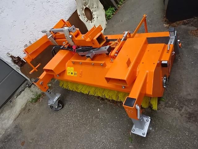 S V D Kehrmaschine- 1,2 Meter- Sonderpreise -hydraulische Entleerung- auch mit Seitenkehrbesen möglich 1,2 Meter Kehrmaschine - Dreipunkt- Gabelanbau- auch mit Seitenbesen möglich