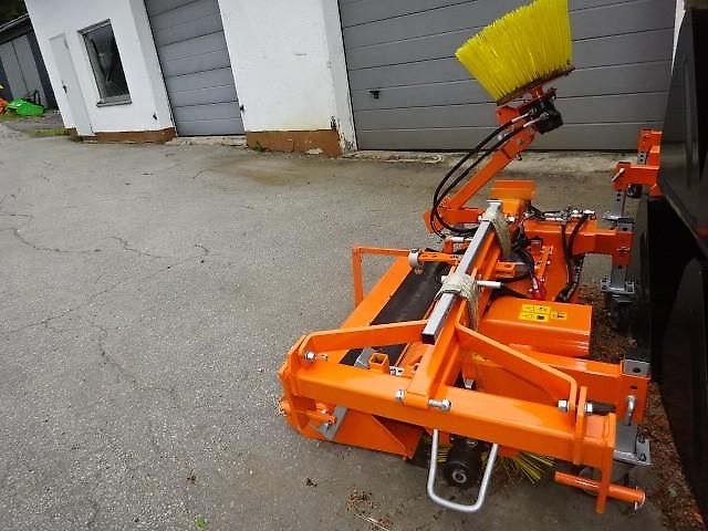 S V D Kehrmaschine- 1,2 Meter- Sonderpreise -hydraulische Entleerung- auch mit Seitenkehrbesen möglich 1,2 Meter Kehrmaschine - Dreipunkt- Gabelanbau- auch mit Seitenbesen möglich