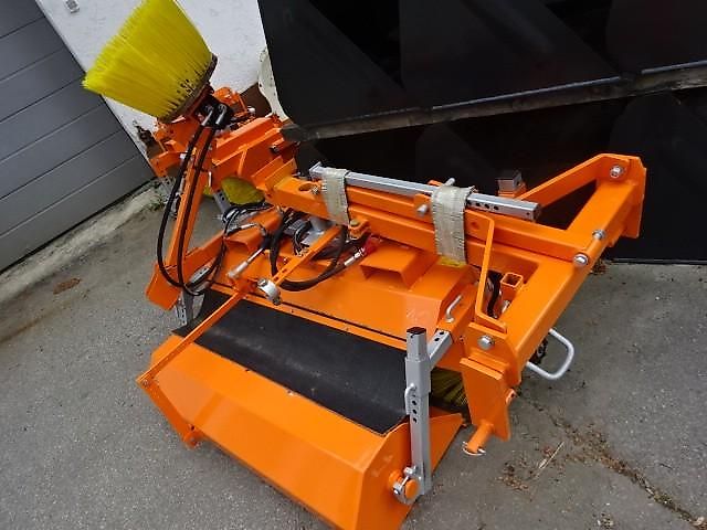 S V D Kehrmaschine- 1,2 Meter- Sonderpreise -hydraulische Entleerung- auch mit Seitenkehrbesen möglich 1,2 Meter Kehrmaschine - Dreipunkt- Gabelanbau- auch mit Seitenbesen möglich