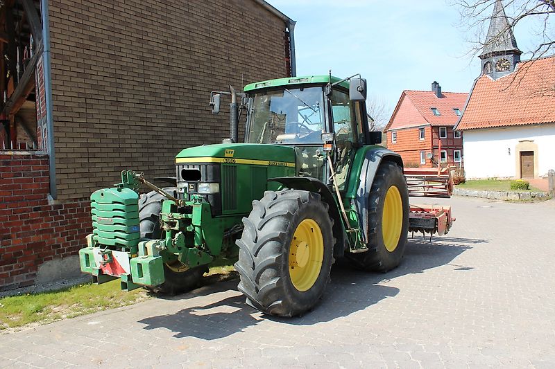 John Deere 6910