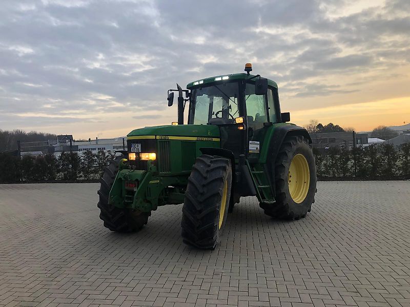 John Deere 6810