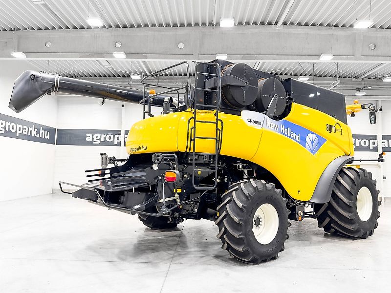 New Holland CR9090 Elevation 4WD combine, 10,7 m Varifeed header with trolley, 1050/50R32 tires