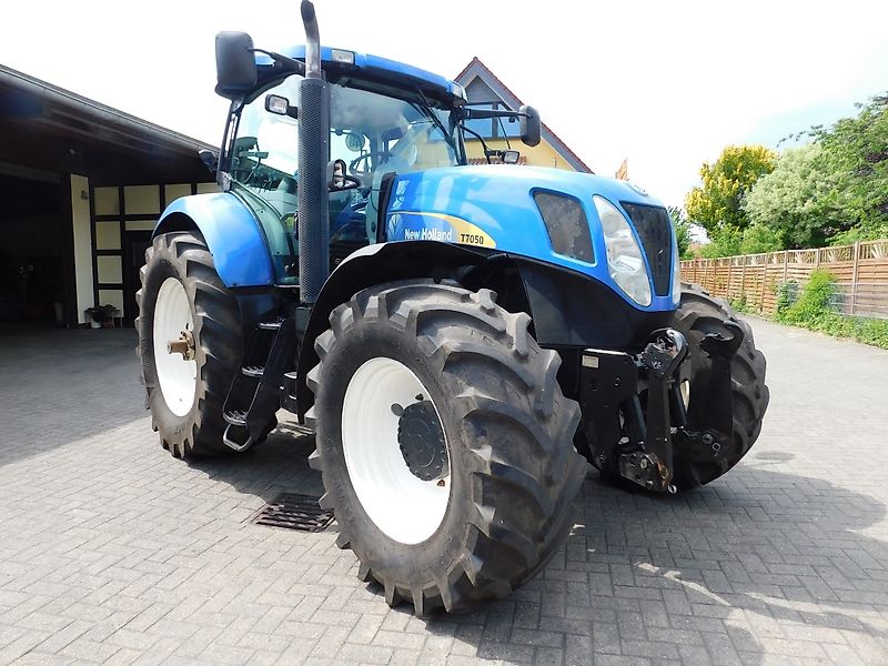 New Holland T7050