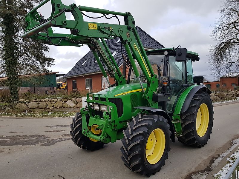 John Deere 5820