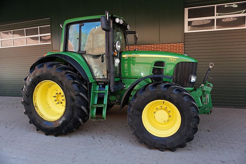 John Deere 7530