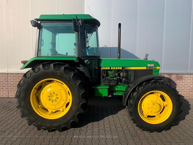 John Deere 2850