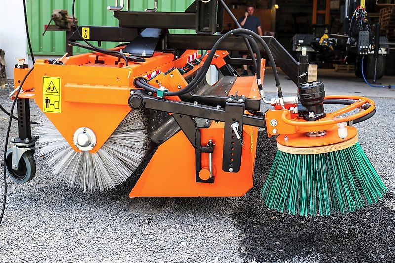 Pronar ZM 2000 Kehrmaschine 2m + Seitenbesen