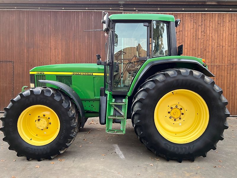 John Deere 6810