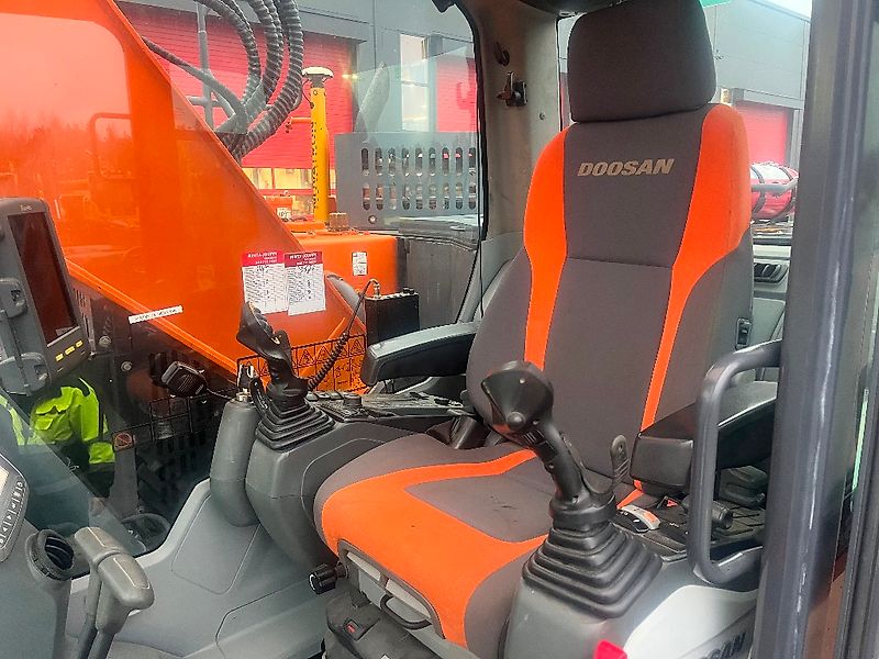 Doosan DX 235 LCR / Engcon, 3 kauhaa, Rasvari