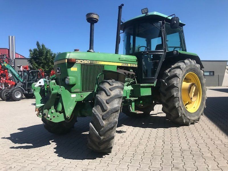 John Deere 3040