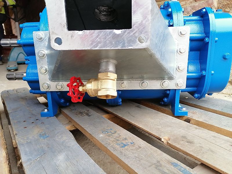 NEU Hofer !! Drehkolbenpumpe 5 m3 !! - Ölantrieb - Steinfangkasten - Güllepumpe Güllezubringer Güllefass Güllewagen Biogas Gülleauflieger Gülleauflieger Pumpstation Pumpe Schleppschlauch Schleppschuhverte Drehkolbenpumpe mit Ölmotor / Ölantrieb Güllepumpe