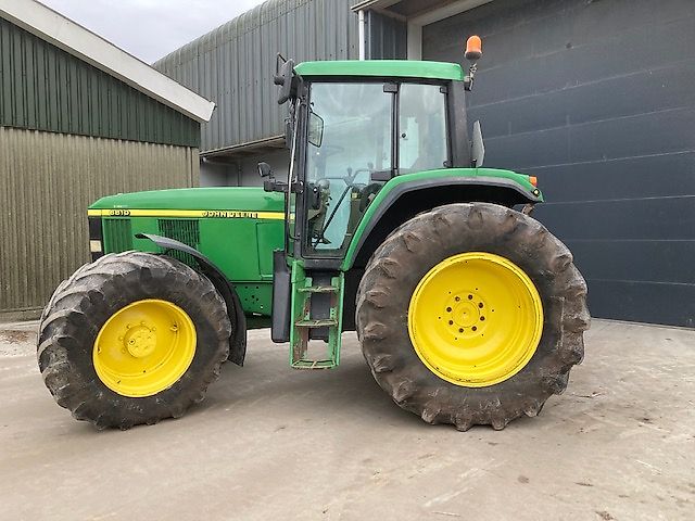 John Deere 6810