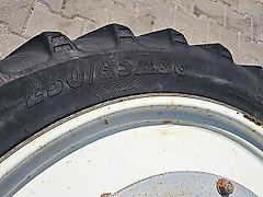 AgriMax RT955 2 Reifen mit Felgen 230/95R36 30%