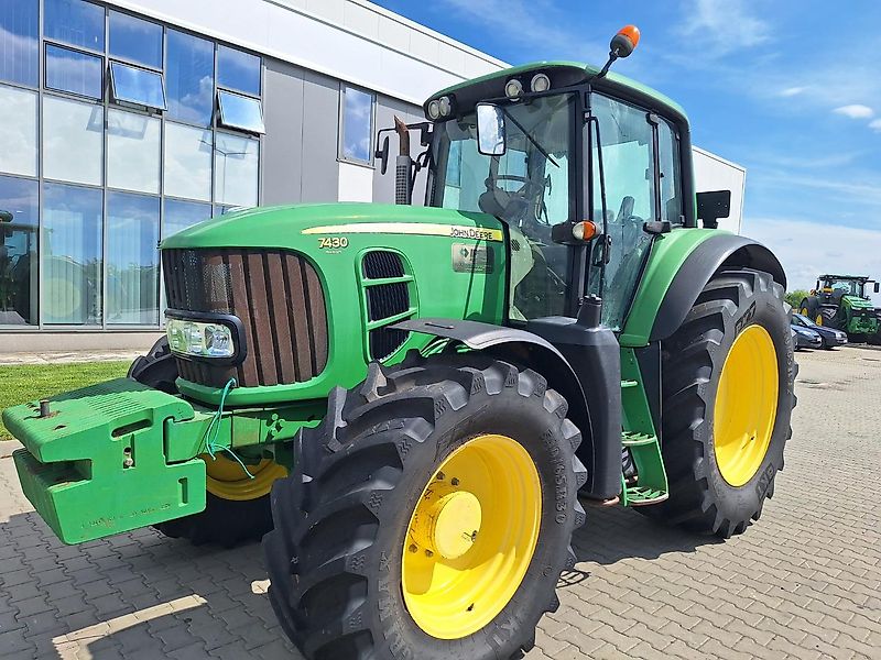 John Deere 7430