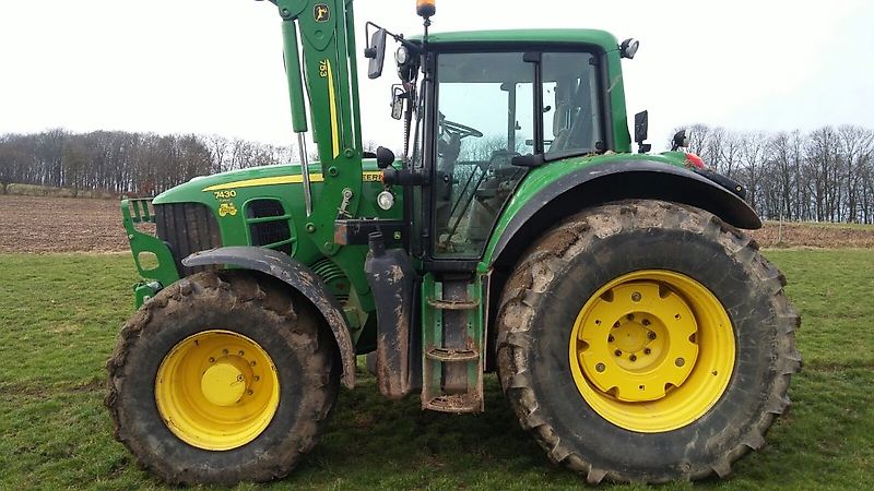 John Deere 7430