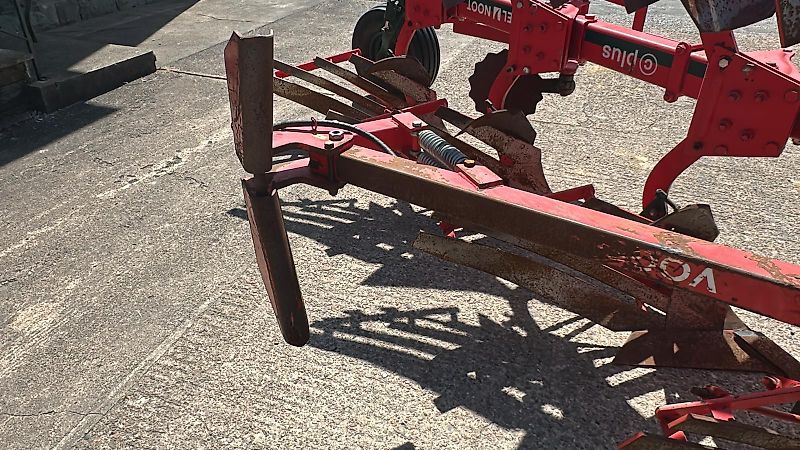 Vogel & Noot XM950 Vario Plus, 4Schar, BJ 2015, Steinsicherung, hydr. Packerarm, Verschleißteile sehr gut