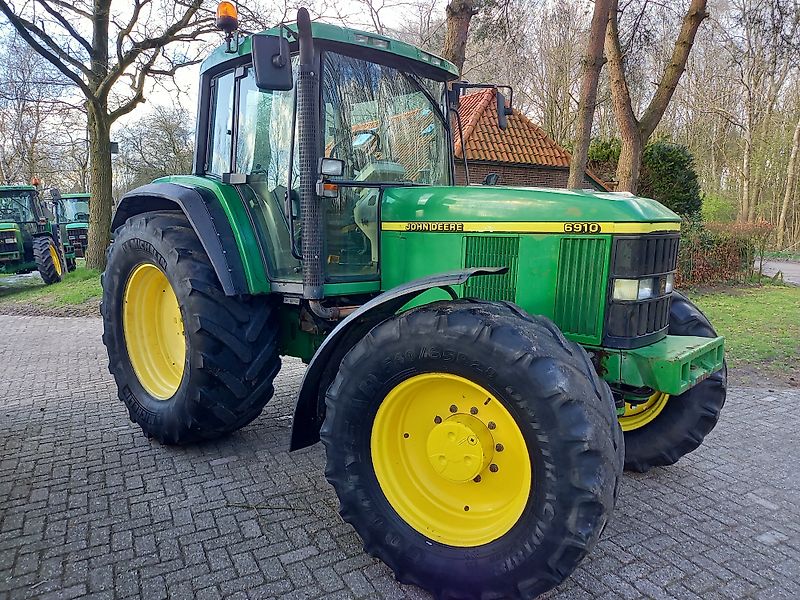 John Deere 6910