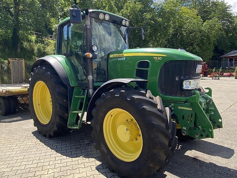 John Deere 7530