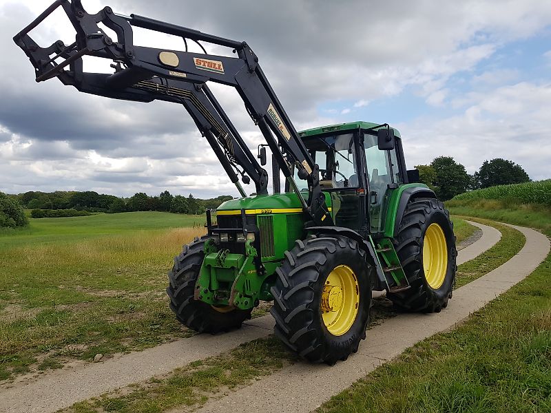 John Deere 6910