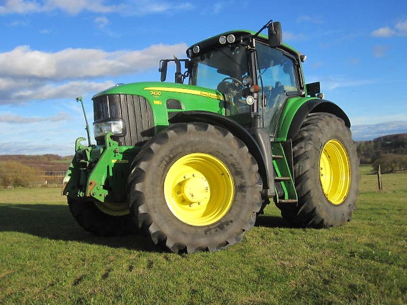 John Deere 7430