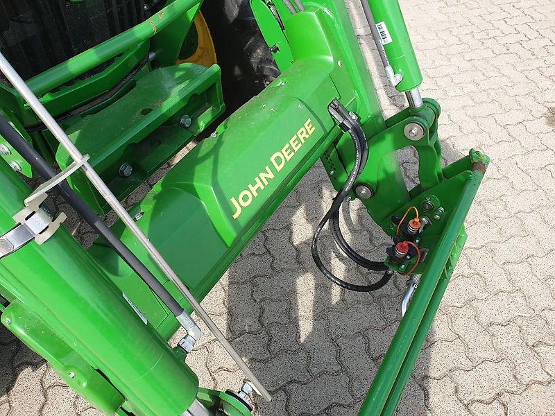 John Deere 5100M mit 543R Frontlader