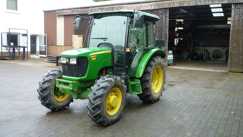 John Deere 5055E