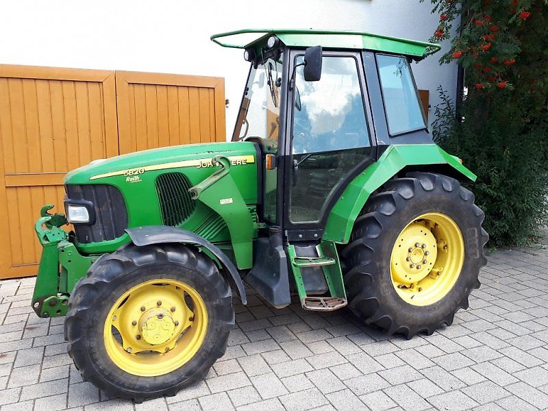 John Deere 5820