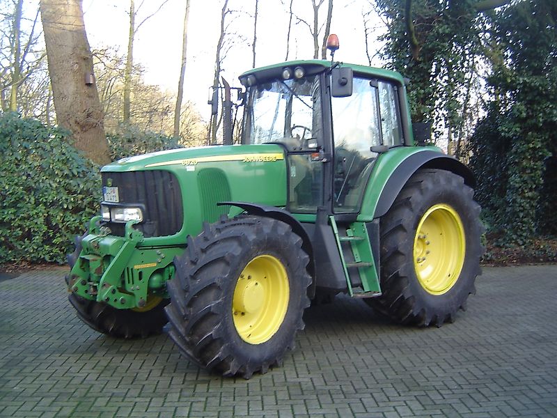 John Deere 6820